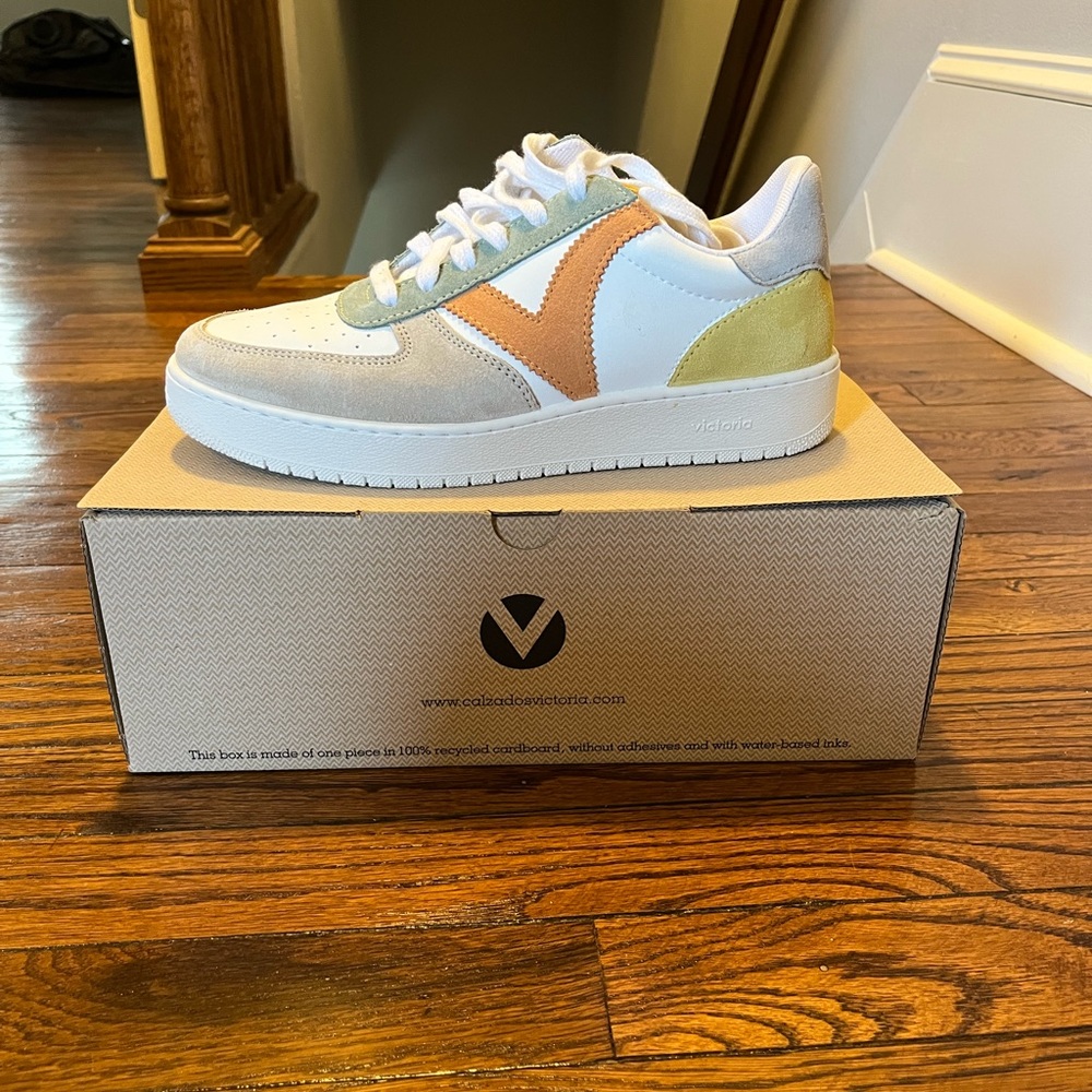 NWT calzados victoria beige multicolor sneakers